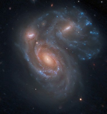Материнская галактика и две дочерних.jpg